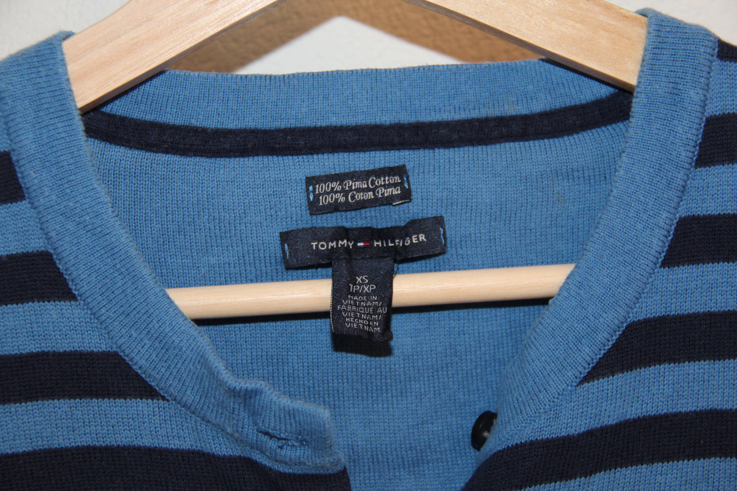 Vintage Tommy Hilfiger Pullover – Blau mit schwarzen Streifen