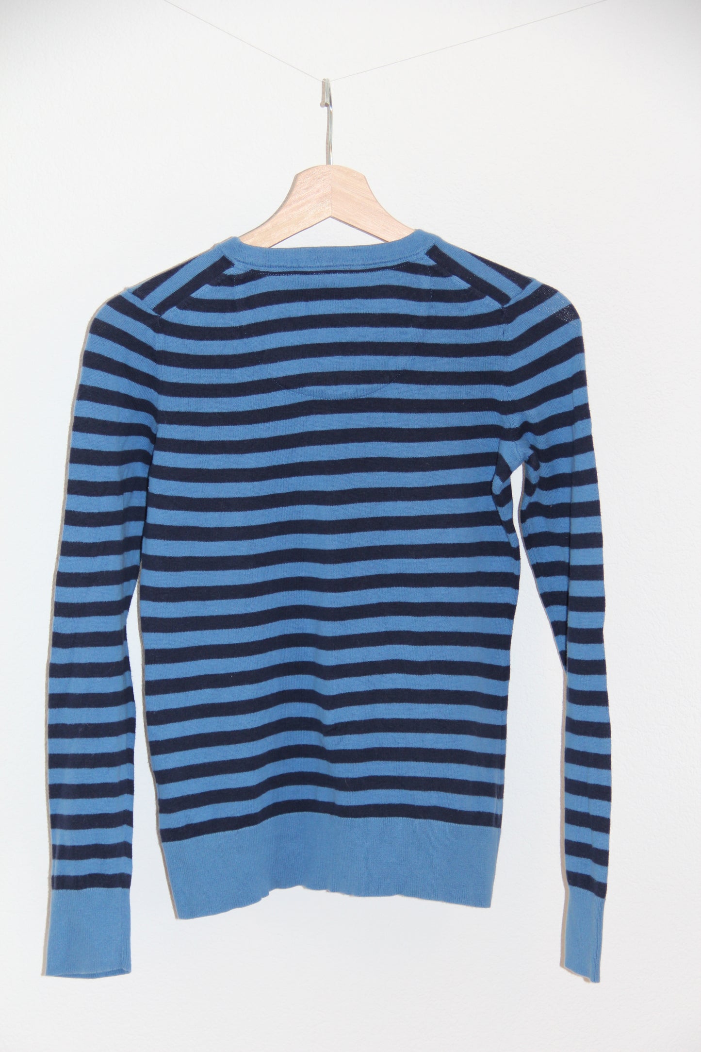 Vintage Tommy Hilfiger Pullover – Blau mit schwarzen Streifen